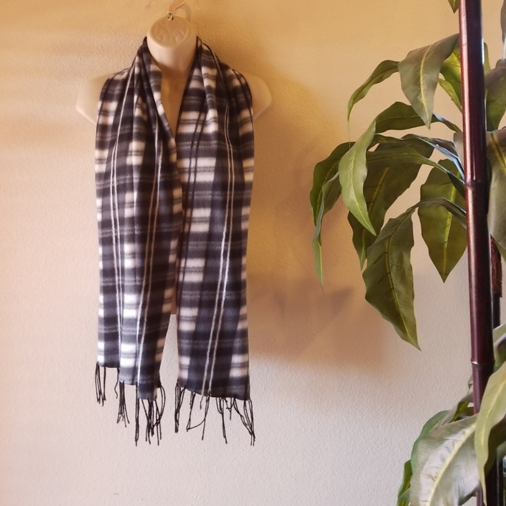 🧣🕶Black White Plaid Fringed End Scarf🕶🧣